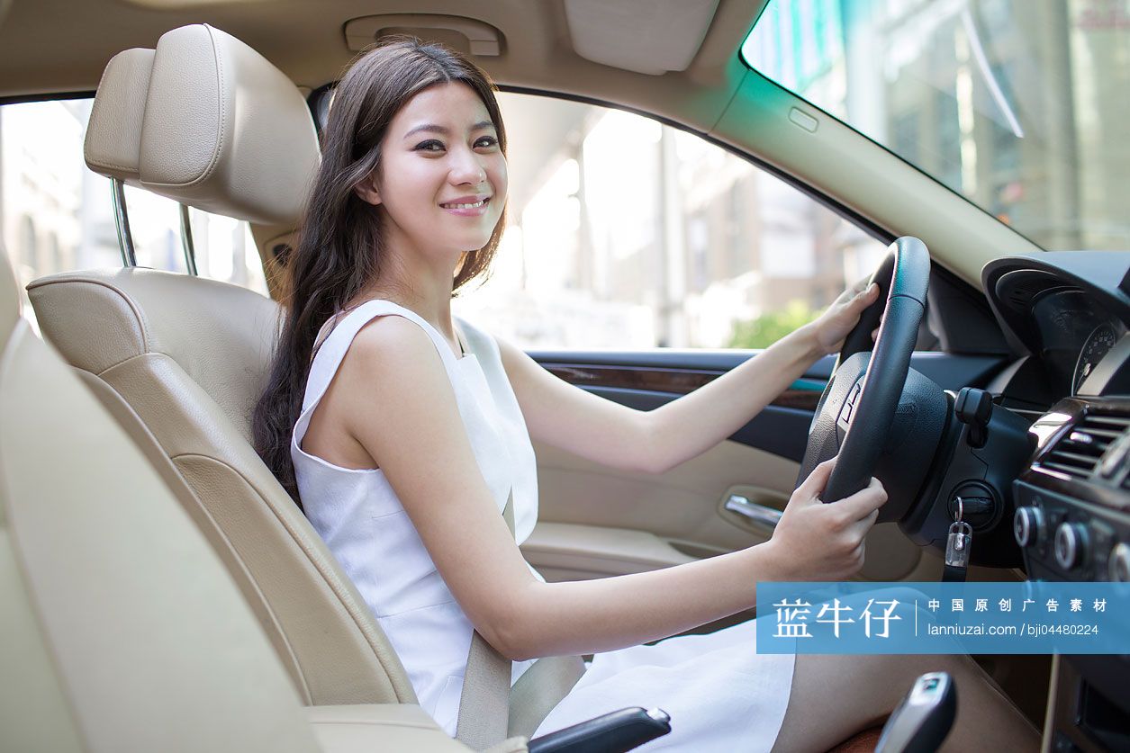 年轻女子驾车