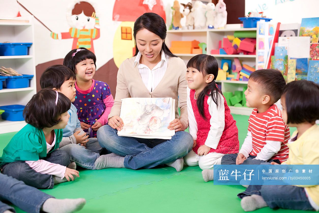 幼儿园老师和小朋友一起看画册
