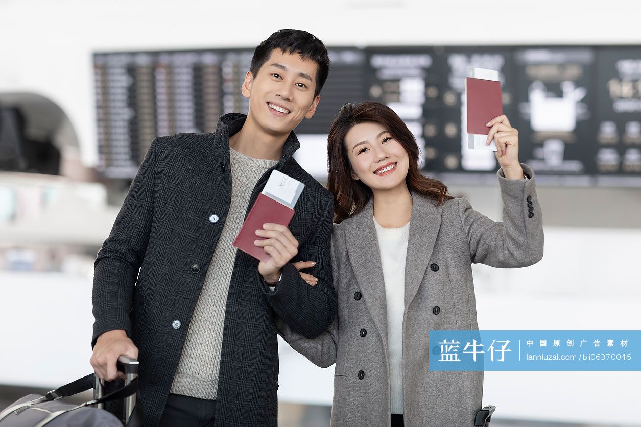 快乐的年轻夫妇在机场拿着机票和护照