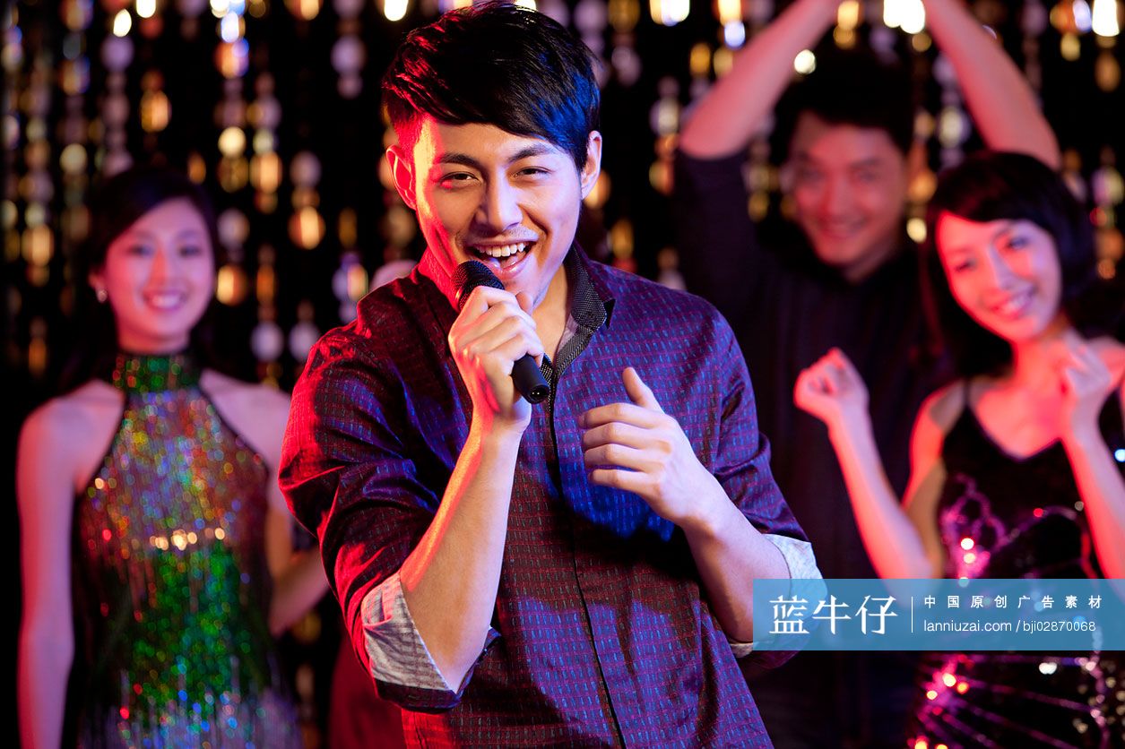 时尚青年唱卡拉OK