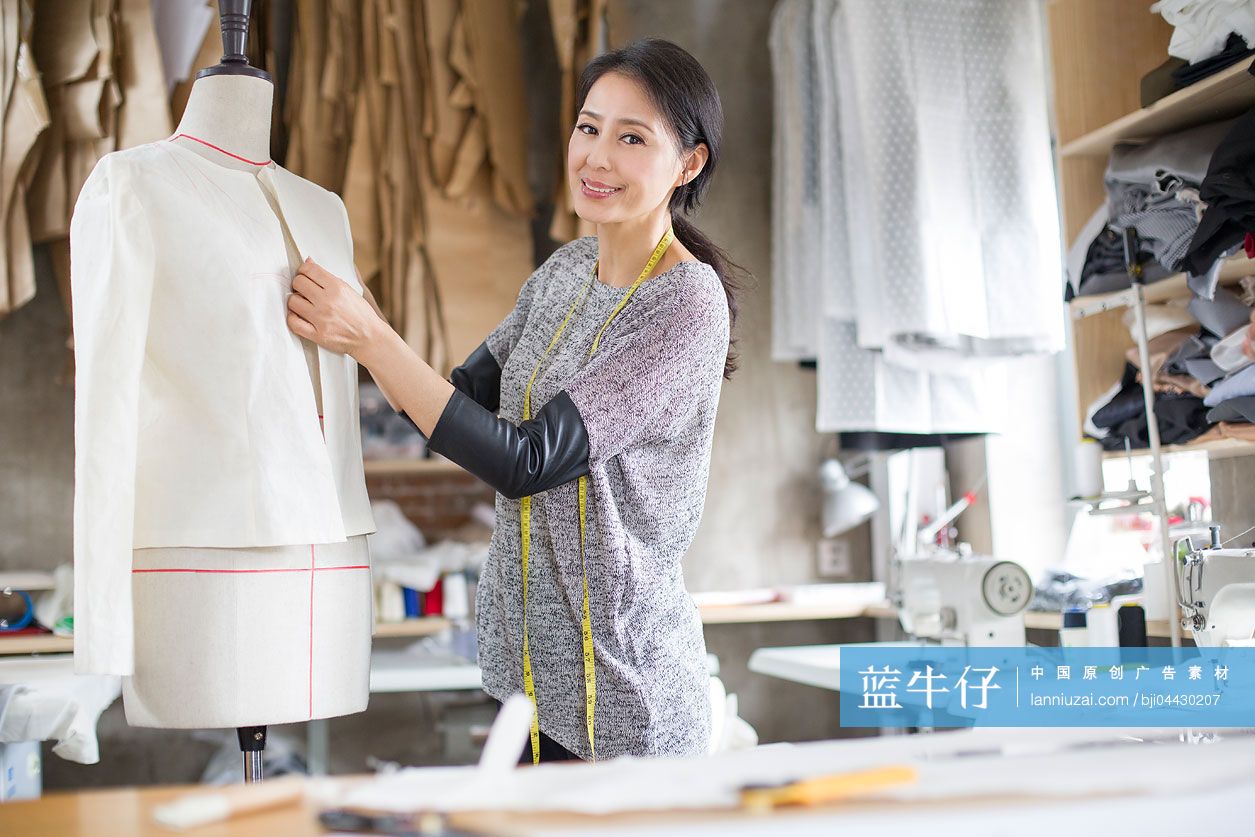 服装设计师在工作室工作