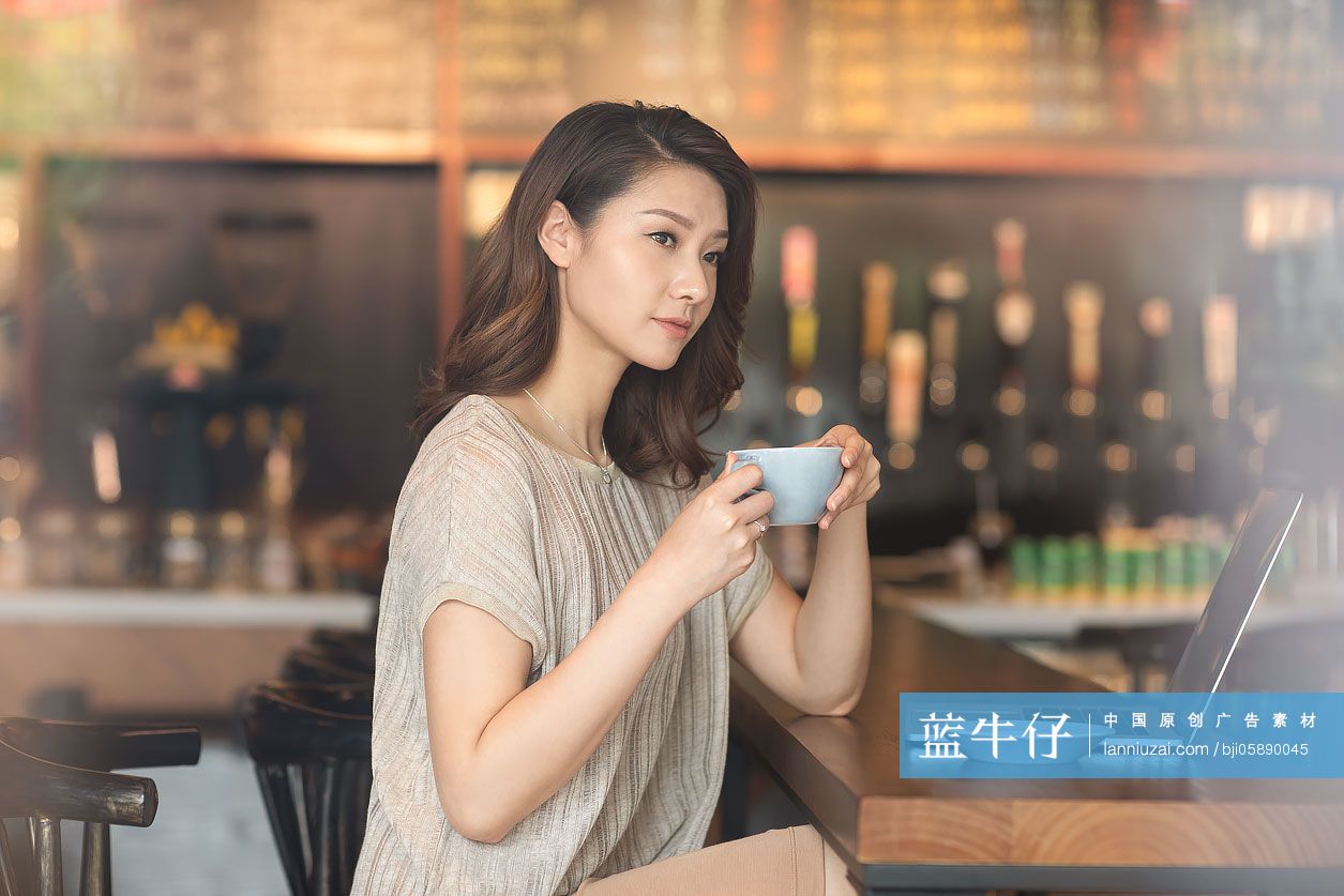 优雅女士在咖啡店使用笔记本电脑