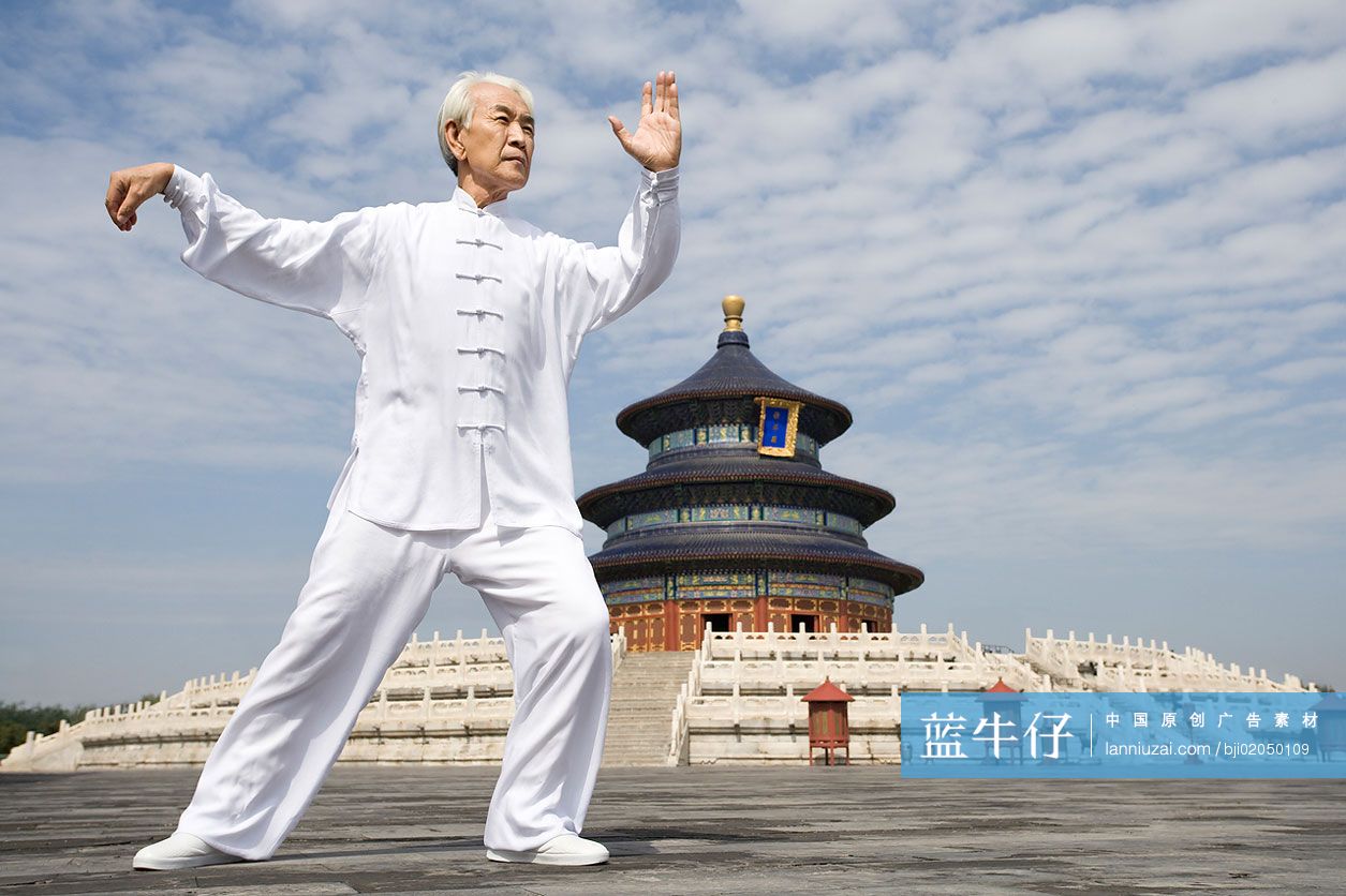 老年男子在天坛打太极