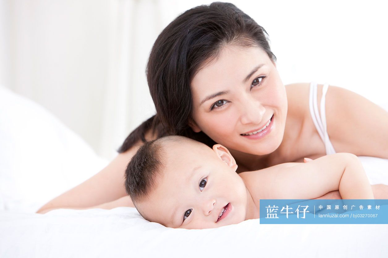 快乐妈妈和婴儿