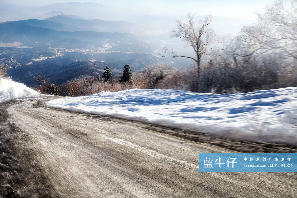 雪地里的道路