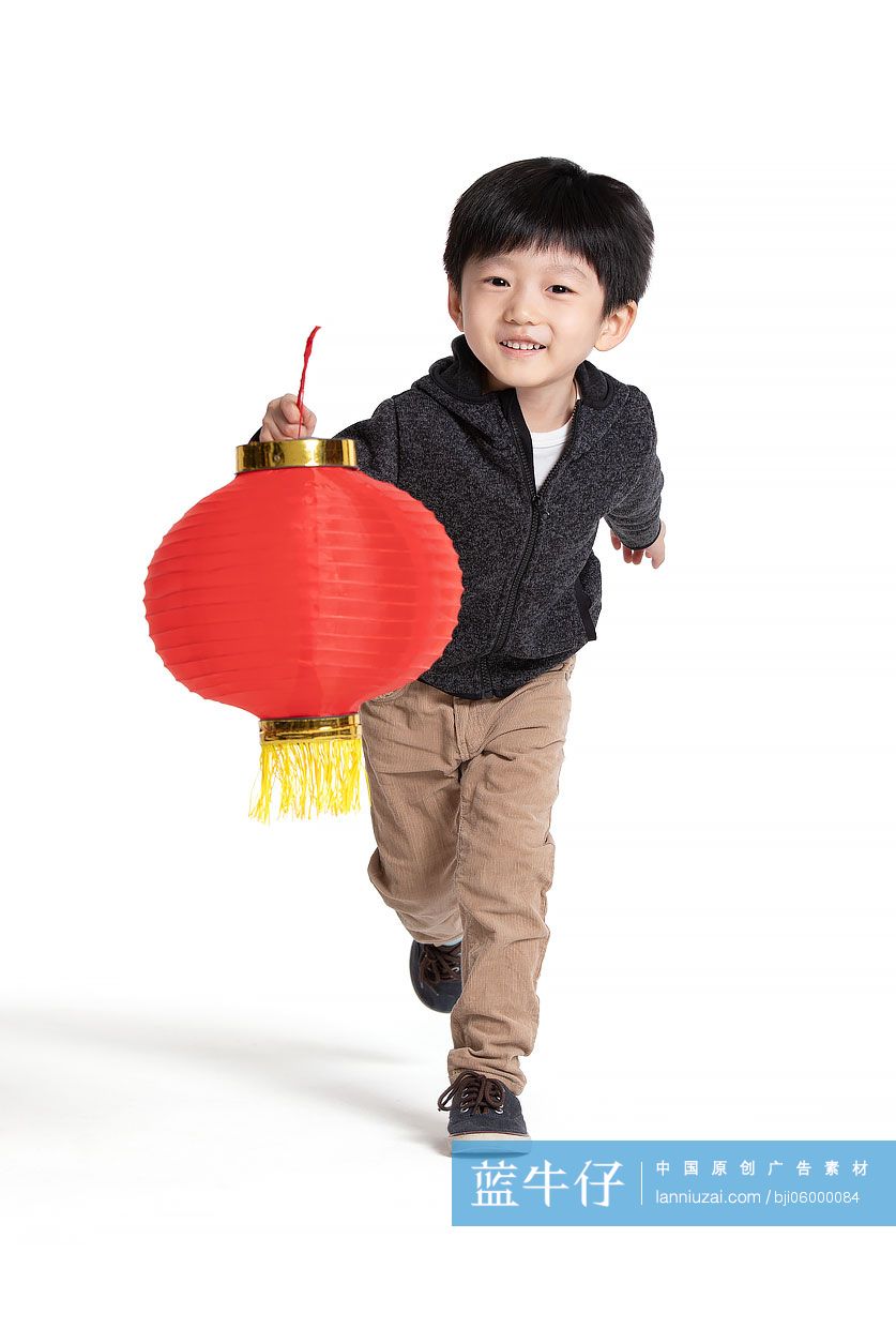 快乐的小男孩提着灯笼