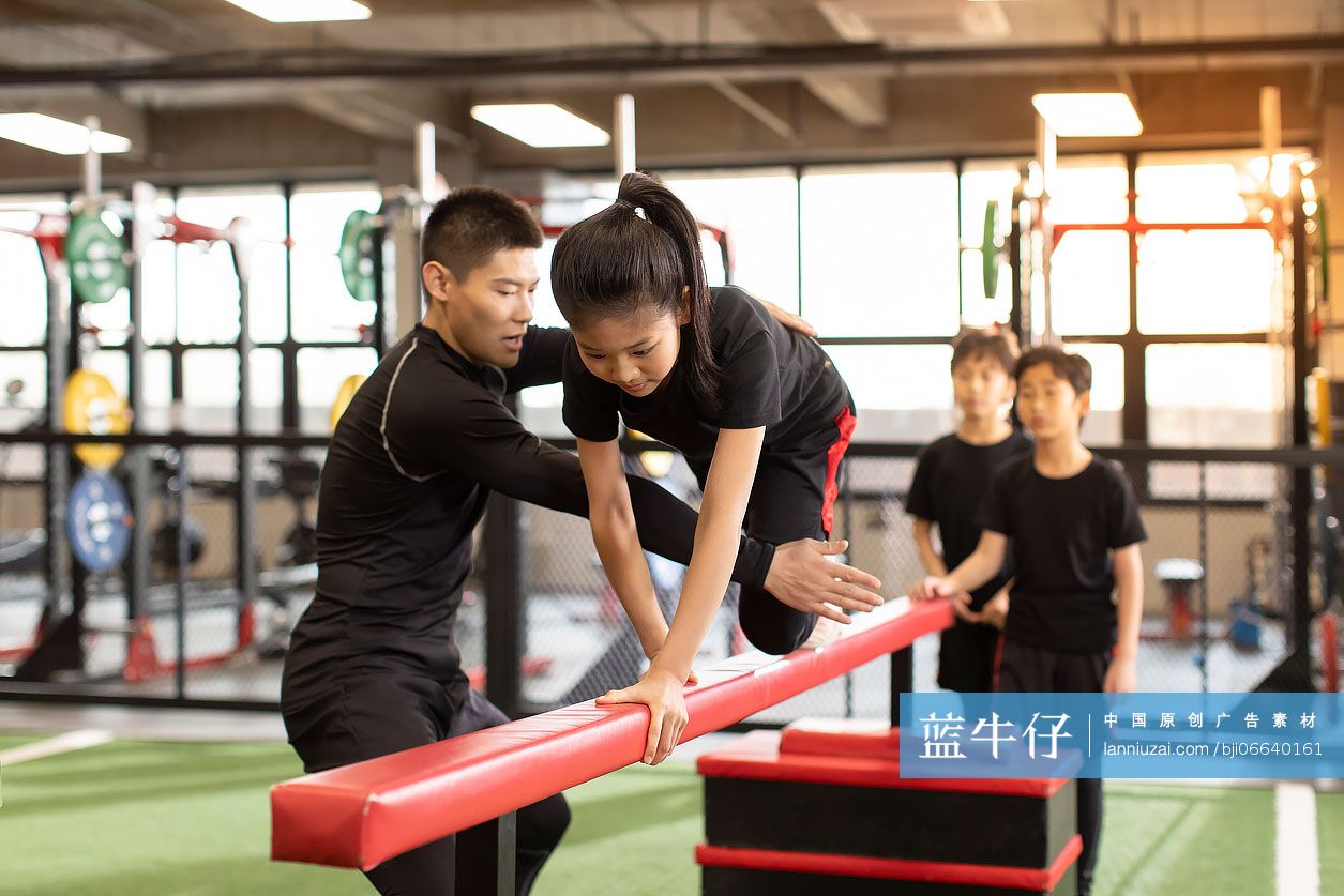 儿童在教练的指导下进行体能训练