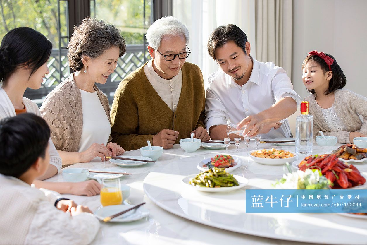 快乐家庭吃年夜饭