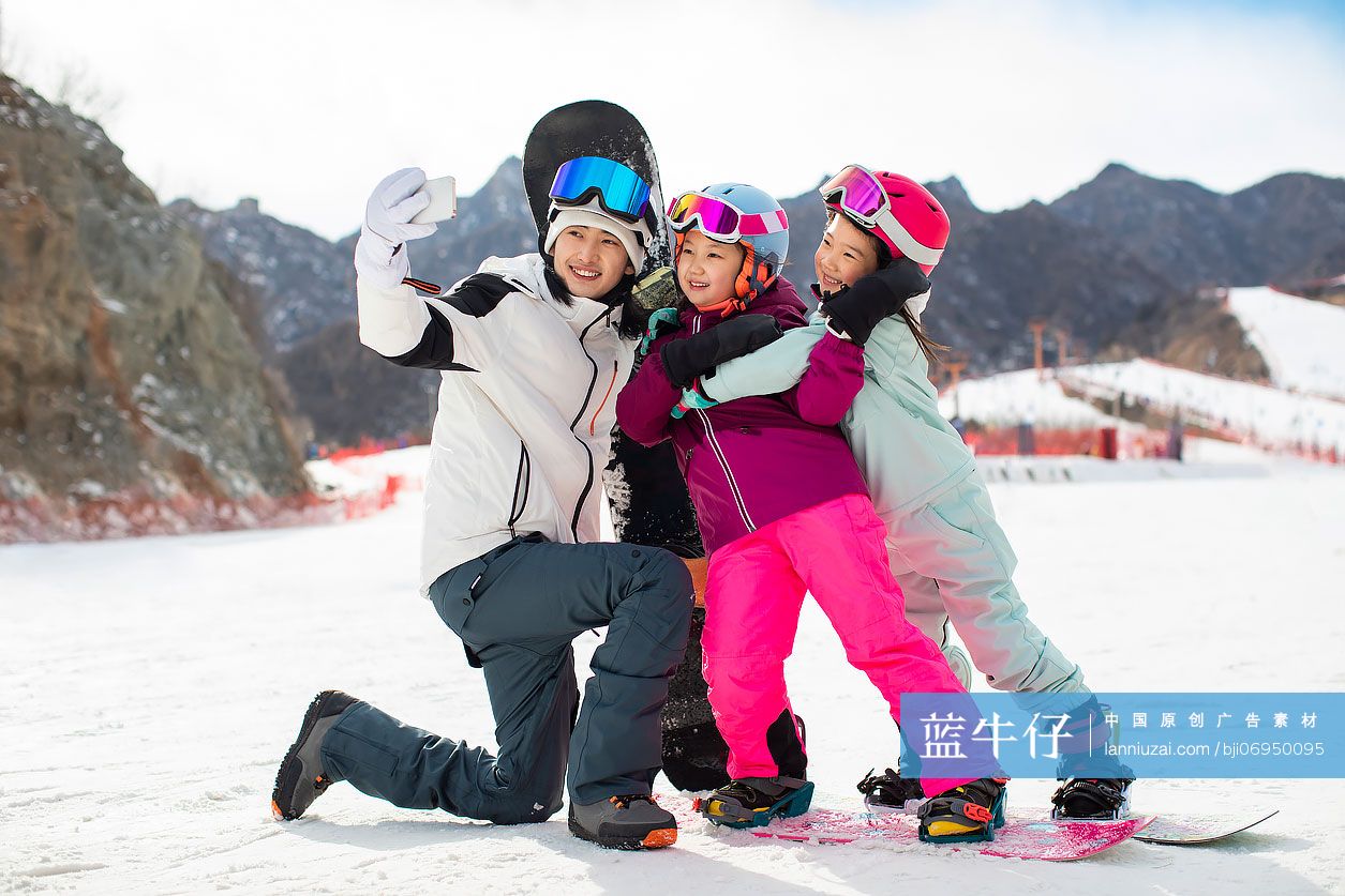 孩子们和教练在滑雪场自拍