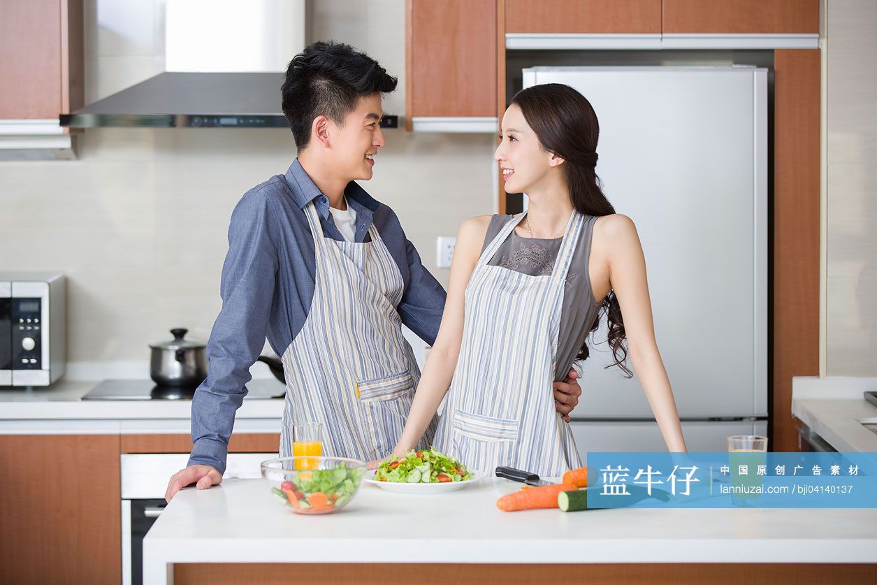 年轻夫妇做饭-蓝牛仔影像-中国原创广告影像素材