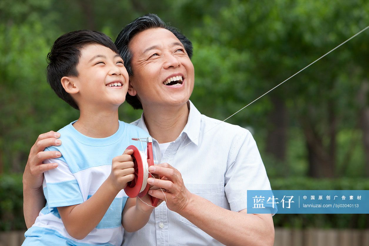 孙子和爷爷一起放风筝