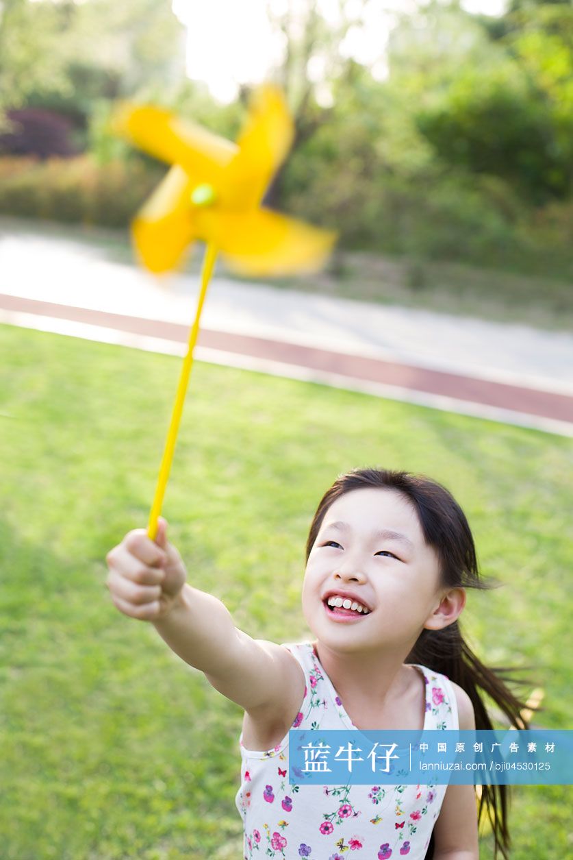 快乐的小女孩拿着纸风车玩