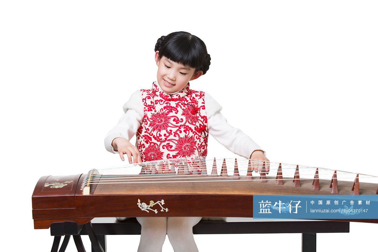 快乐的女孩弹奏古筝