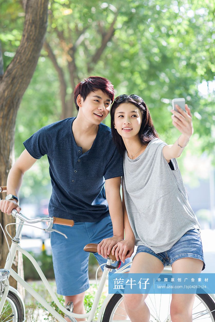 年轻大学生情侣用手机自拍