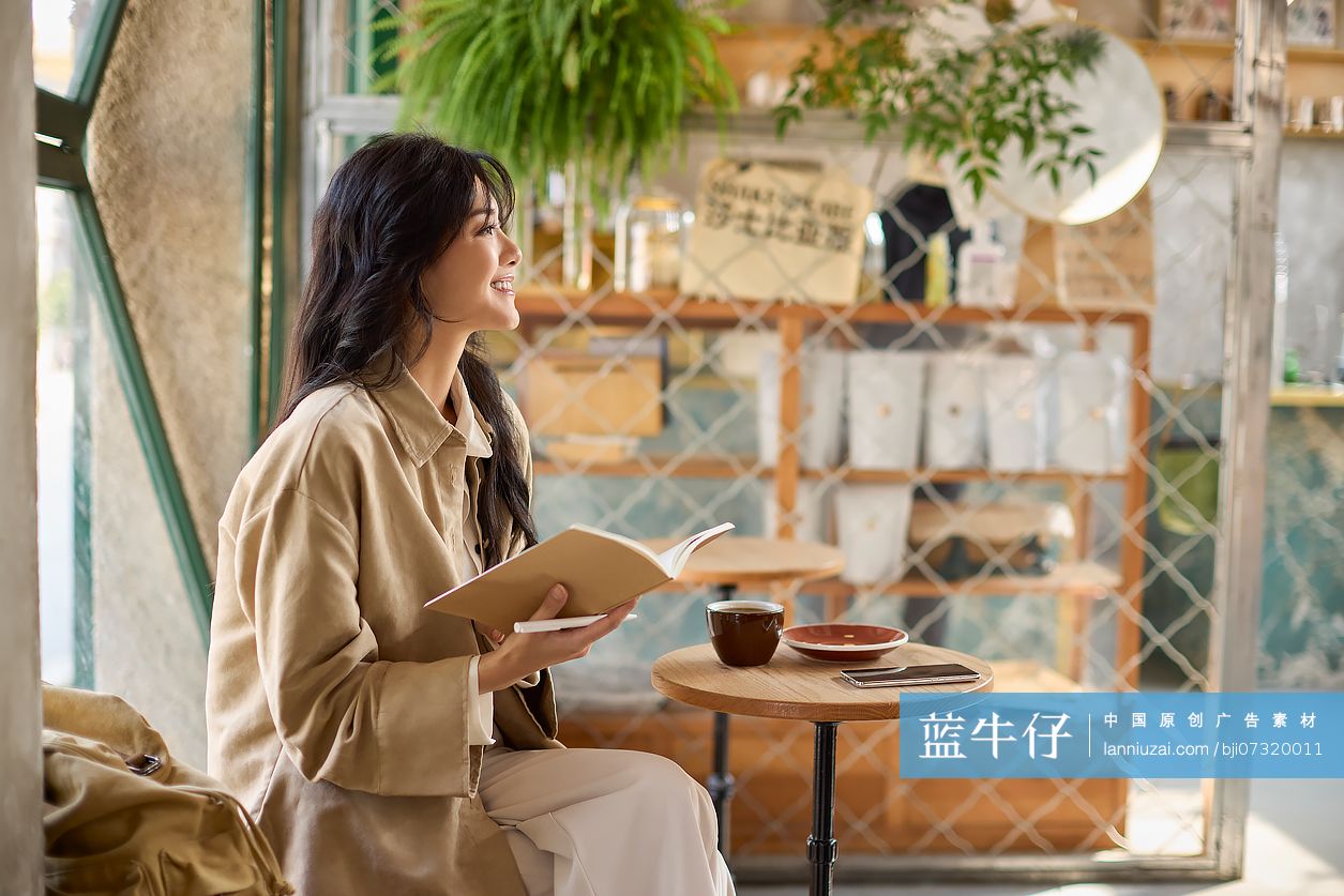 文艺女青年在咖啡馆看书