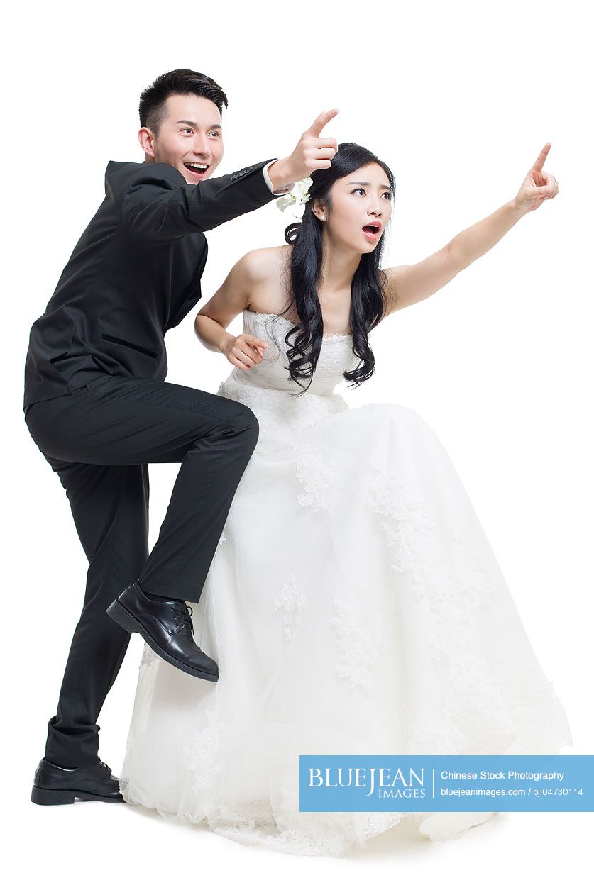 Humorous Chinese bride and groom pointing