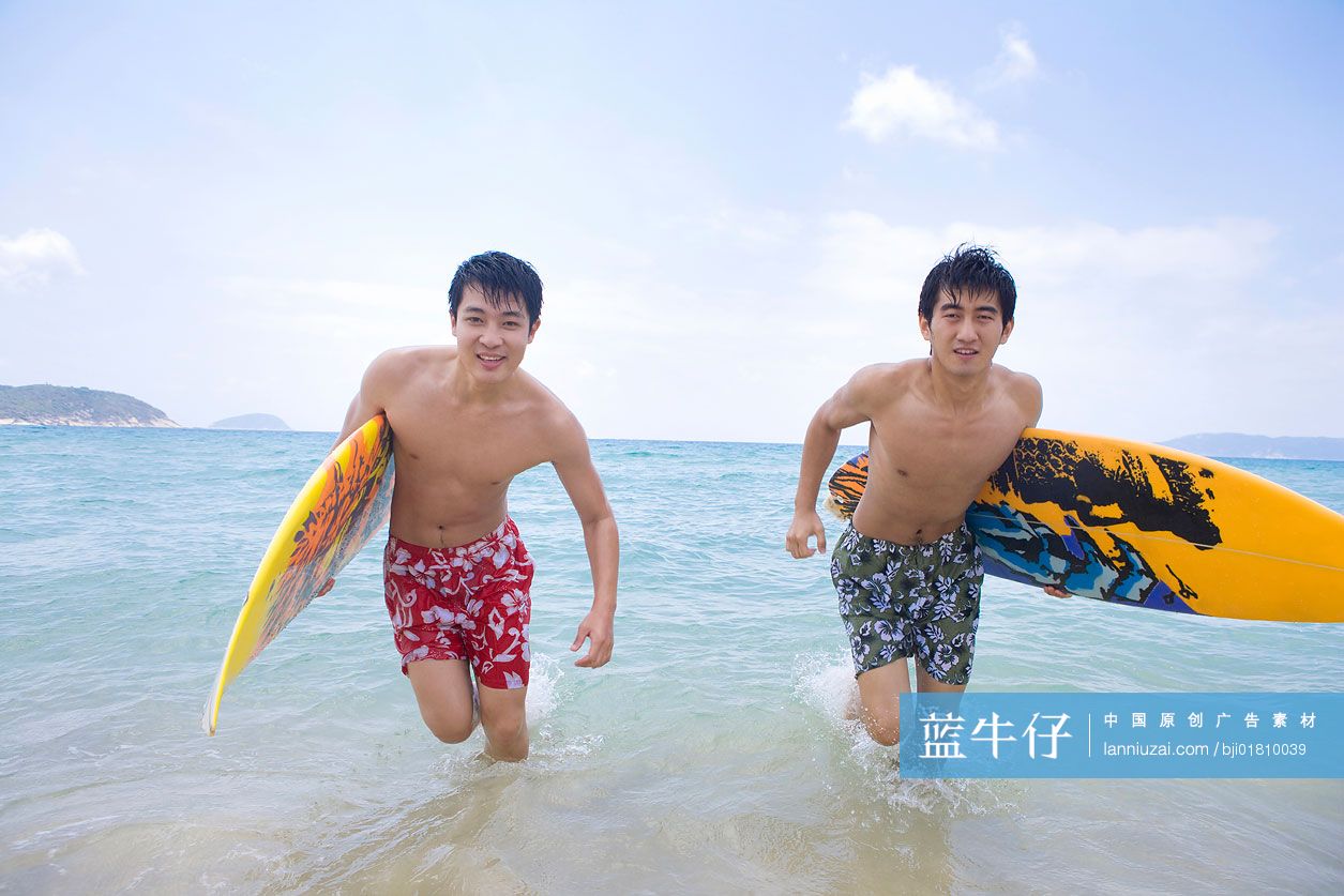 拿冲浪板的男孩