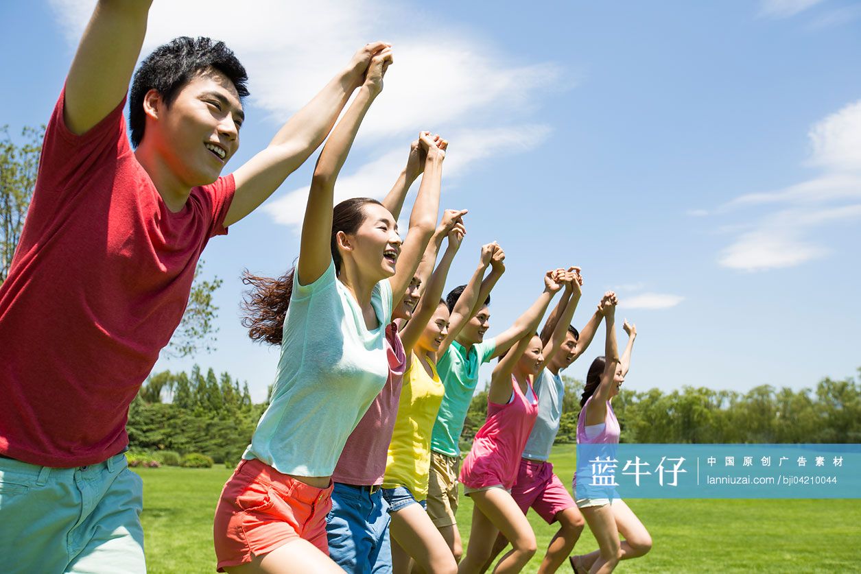 年轻男女手拉手跑步
