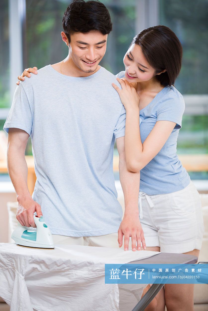 年轻夫妇做家务