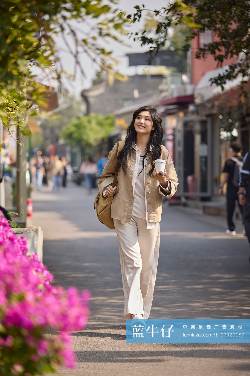 快乐的年轻女性在北京旅游