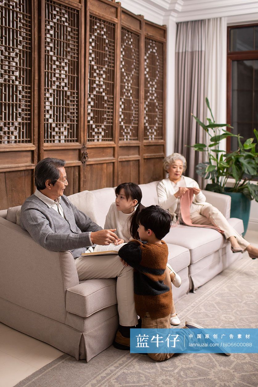 爷爷给孙子孙女讲故事