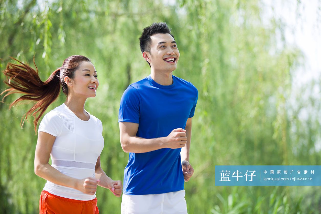 年轻情侣在公园慢跑健身-蓝牛仔影像-中国原创广告影像素材