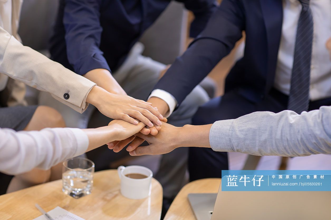 商务团队成员一起加油鼓励