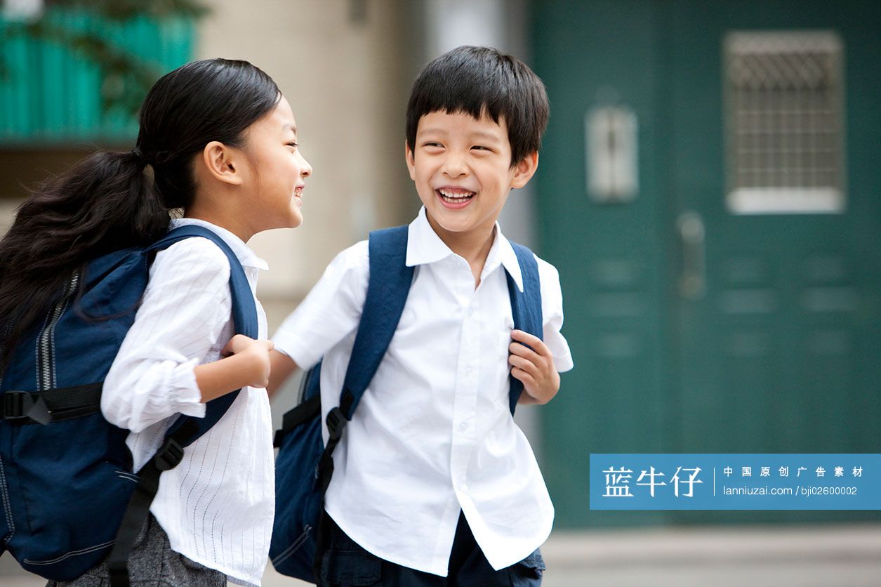 背着书包的儿童在普通社区门口