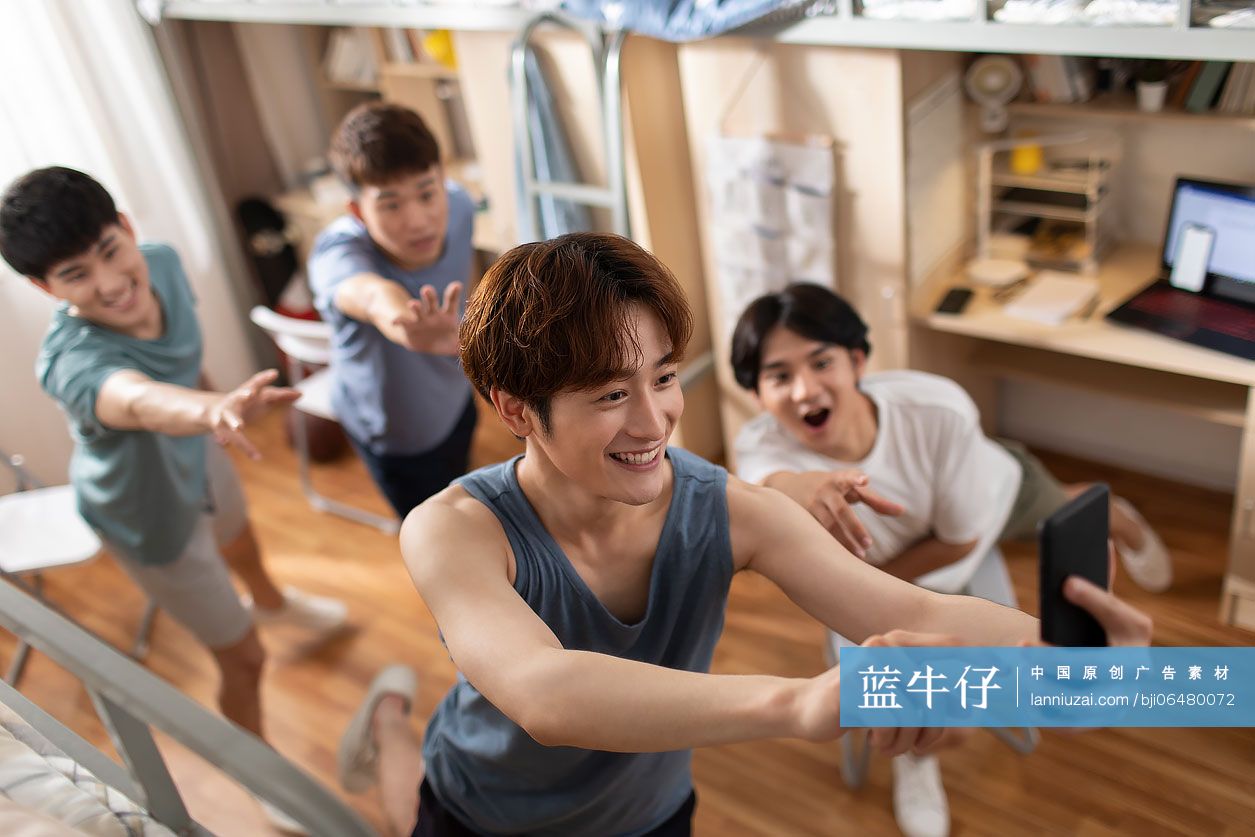 年轻大学生在宿舍用手机自拍