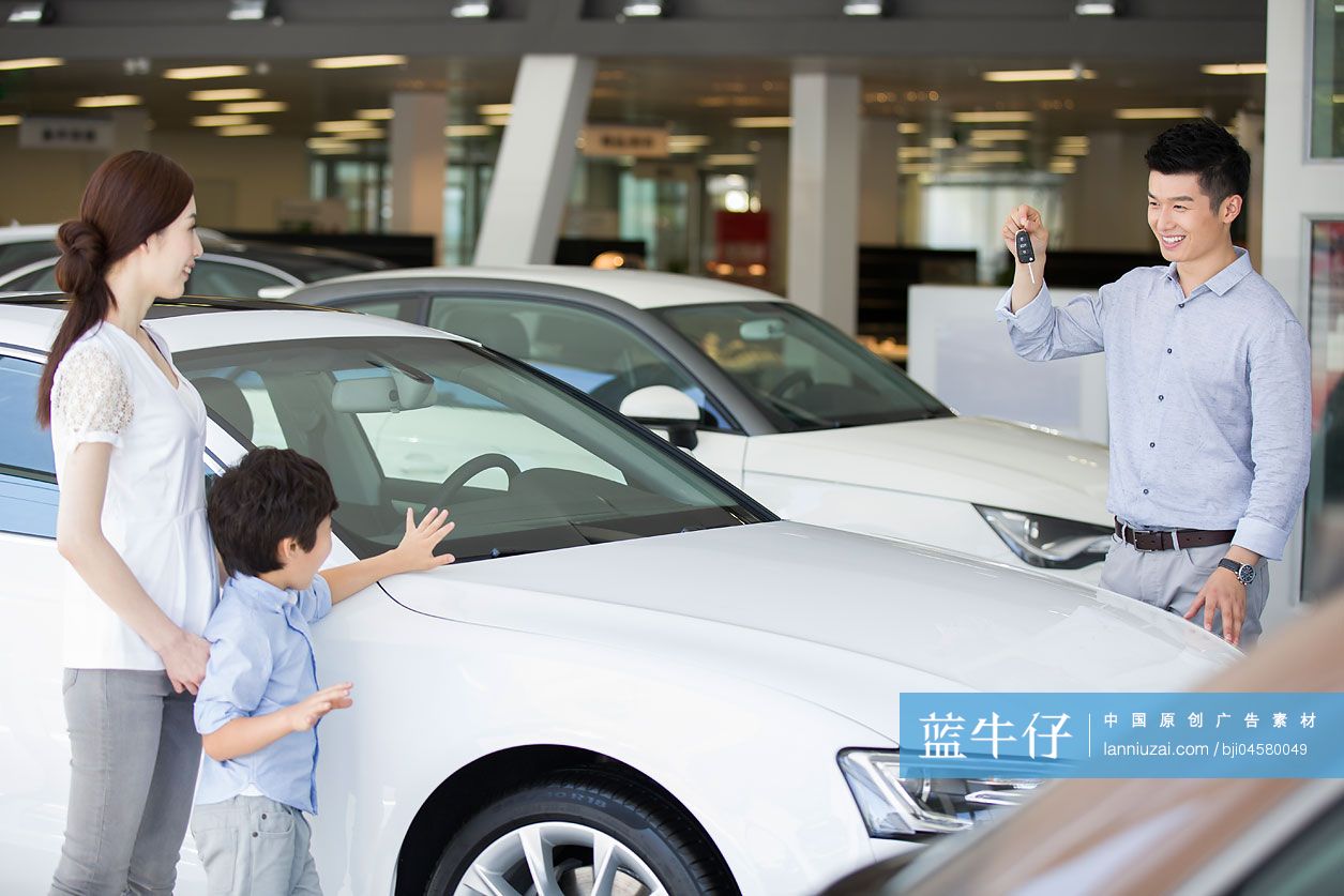 年轻家庭在4S店购买汽车