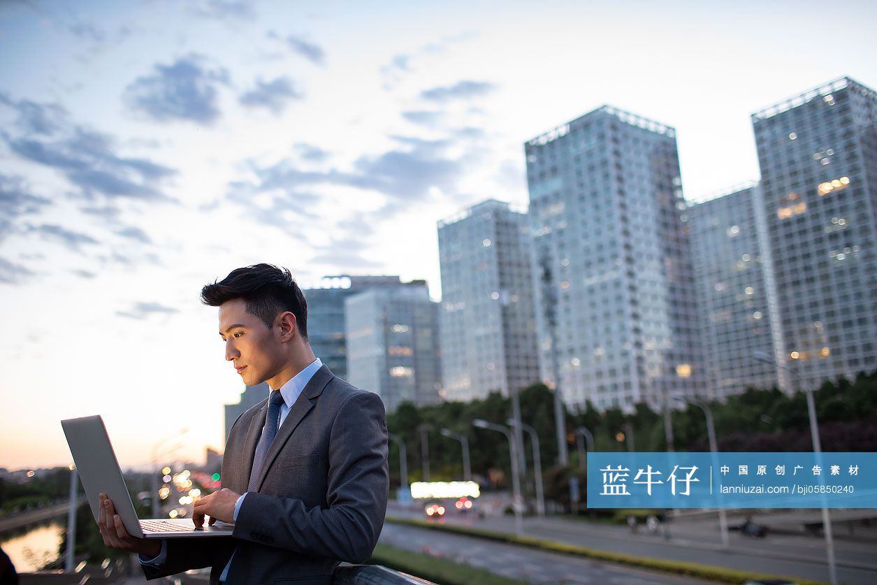 年轻商务男士使用电脑