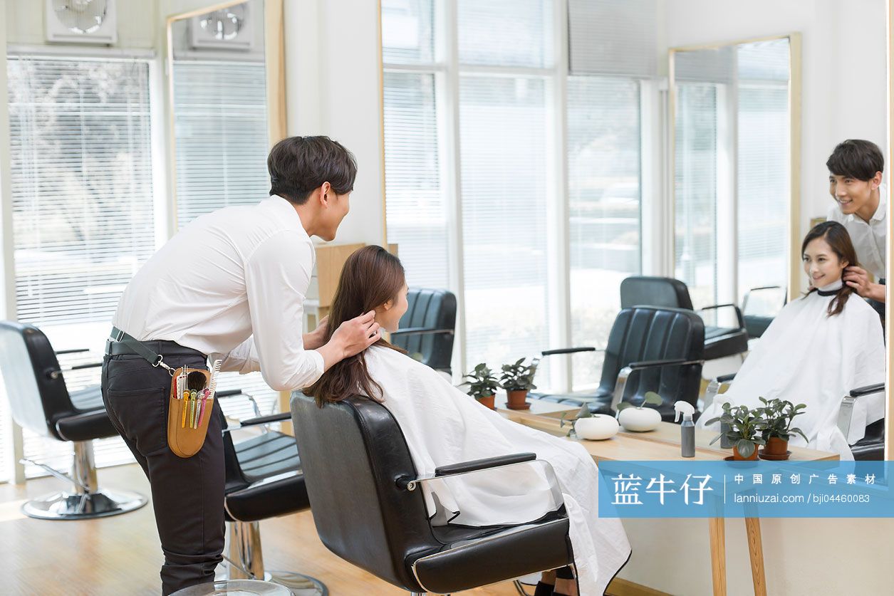 理发师在店里工作