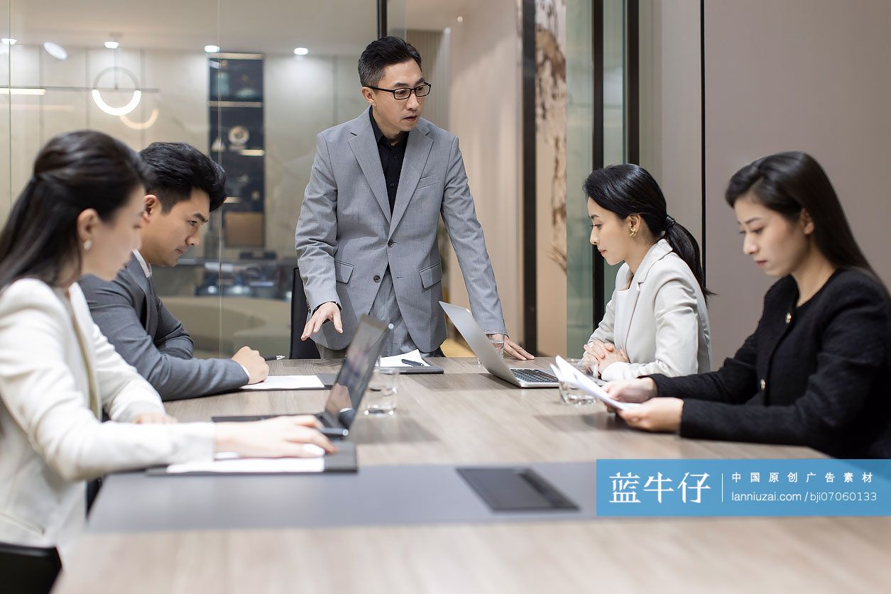 商务团队在会议室开会