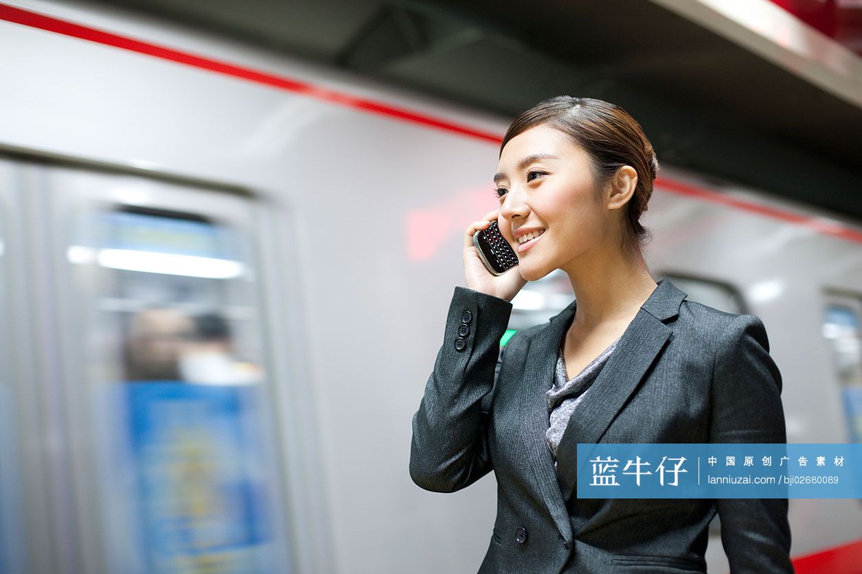 青年商务女士在地铁