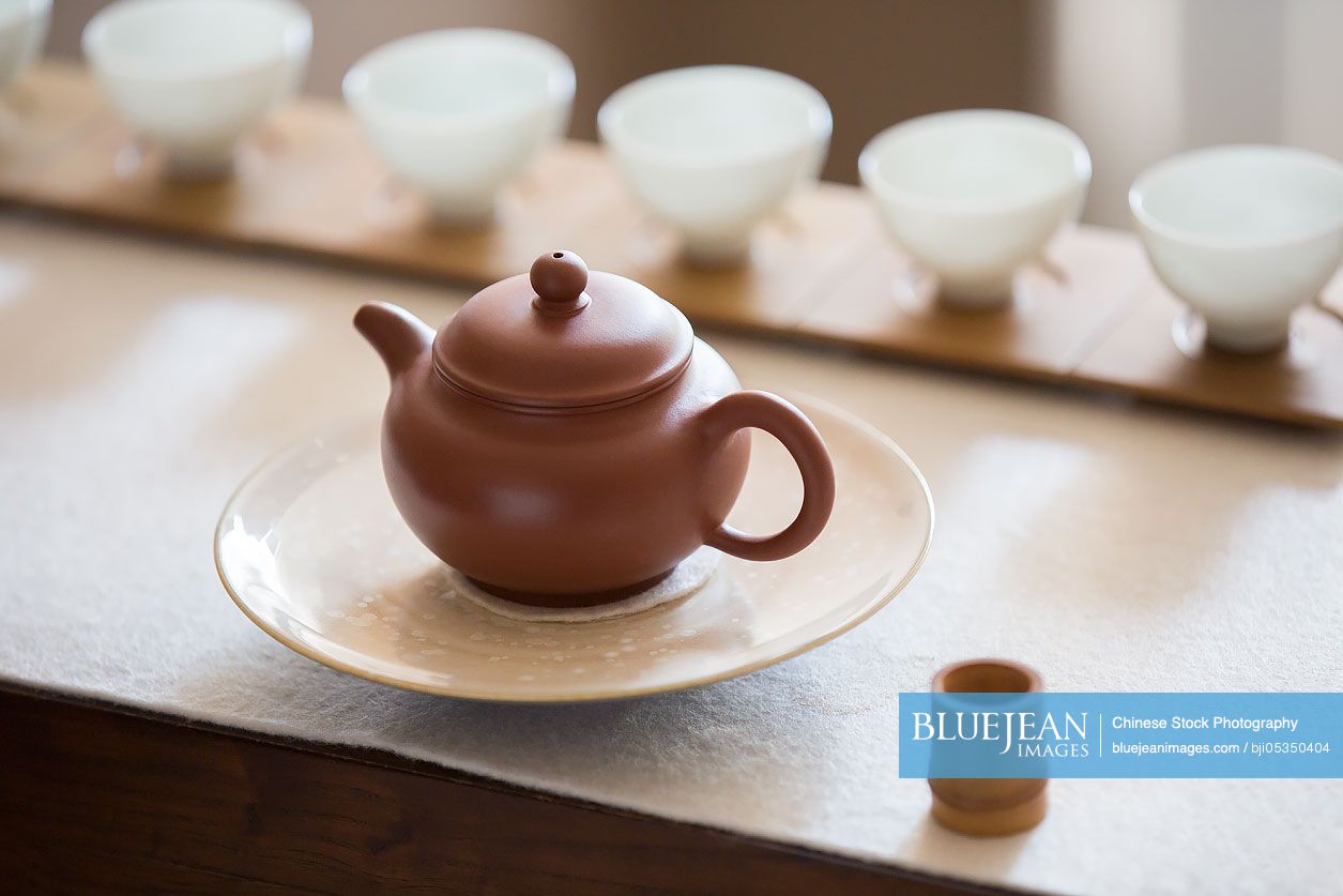 Tea pot and tea cups in tea roomHighres stock photo for download