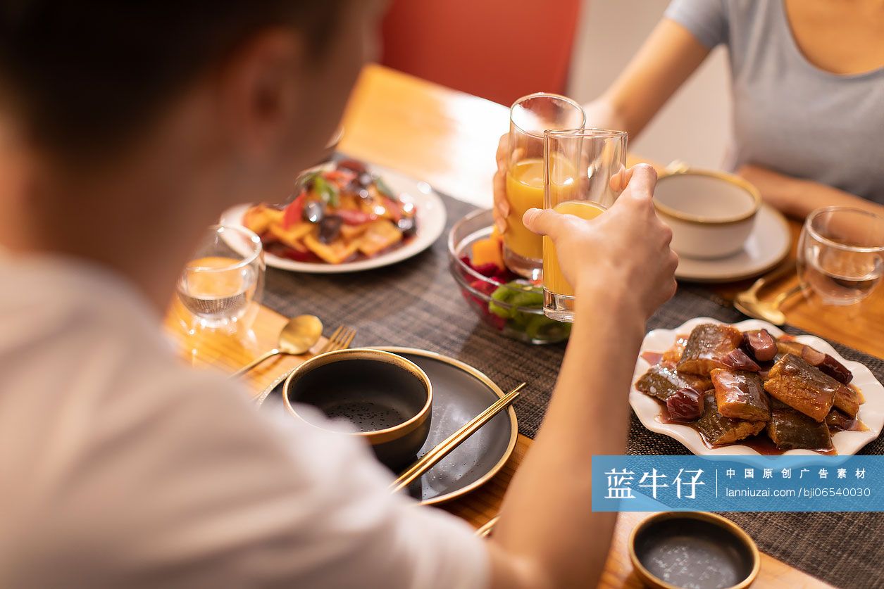 快乐的年轻夫妇共进晚餐