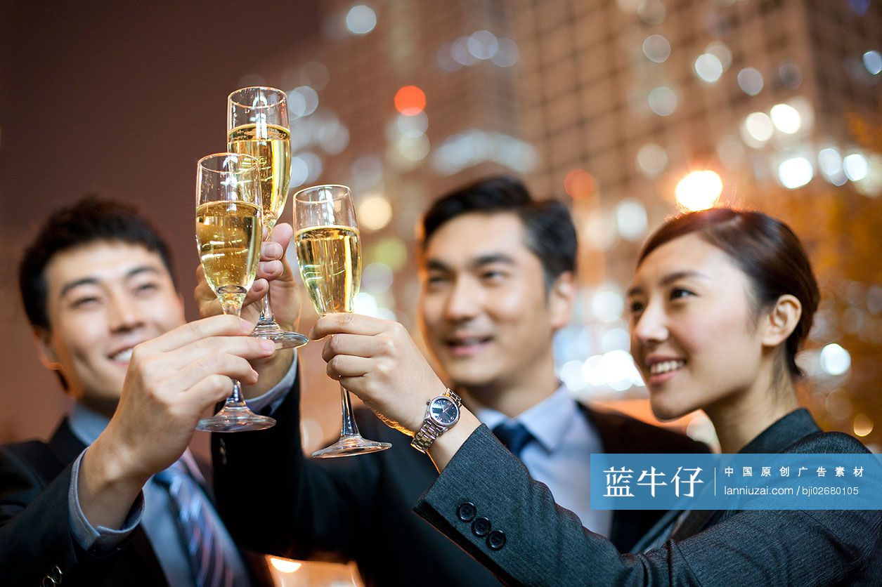 商务人士喝香槟庆祝