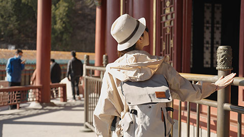 年轻女子在颐和园旅游