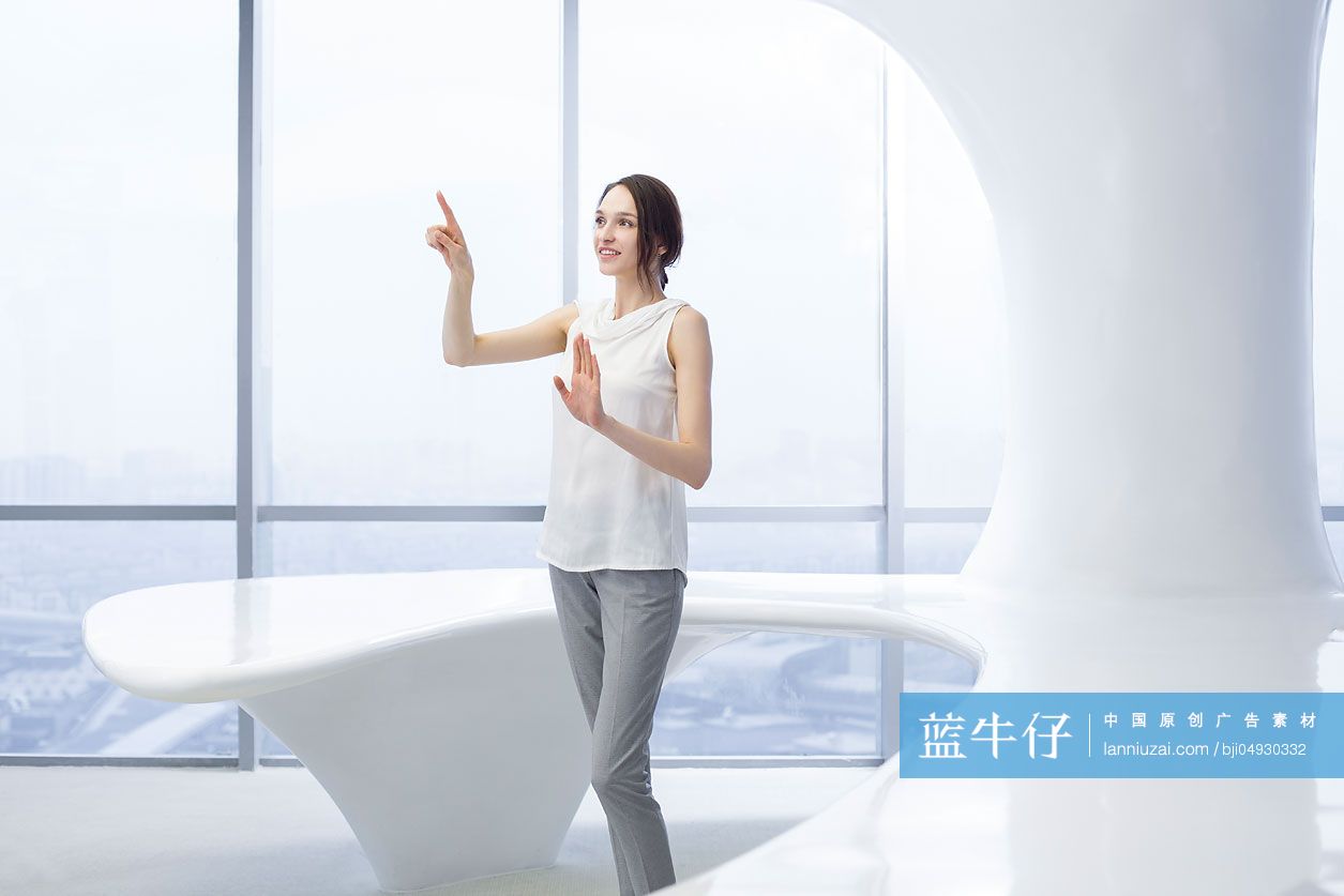 商务女士使用高科技触摸屏办公