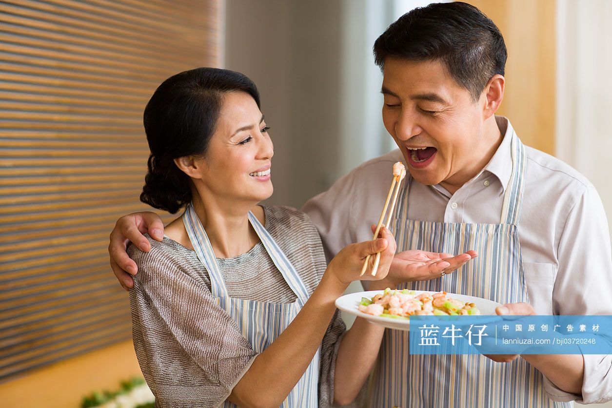 妻子喂丈夫吃饭