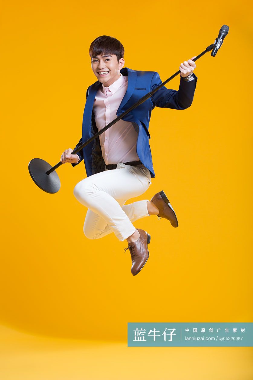 快乐男生拿着麦克风唱歌