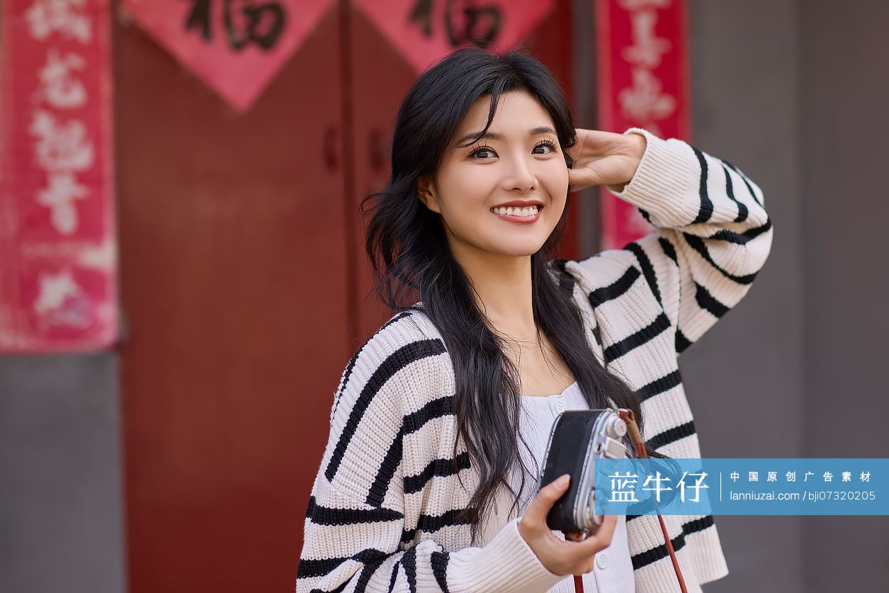年轻女性拍照旅游