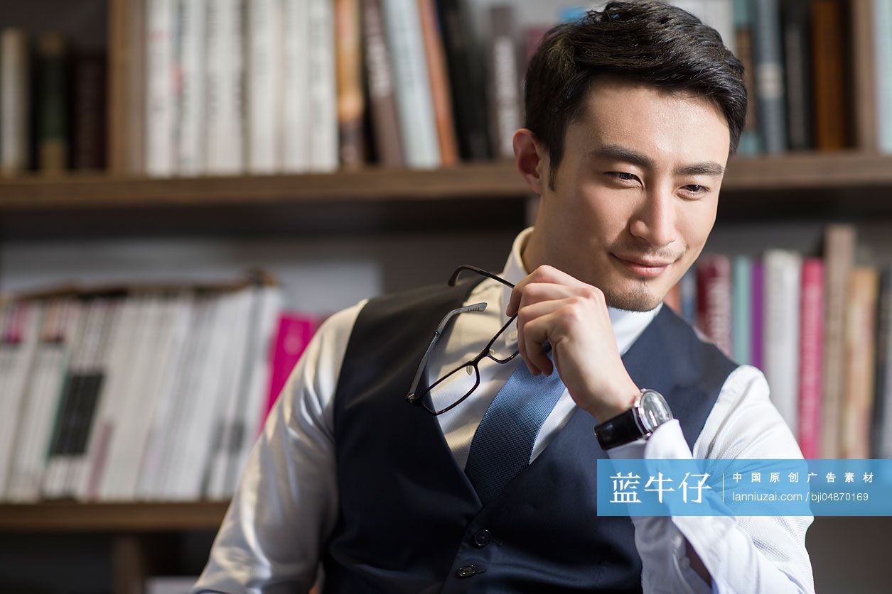 年轻商务男子在书房思考-蓝牛仔影像-中国原创广告影像素材