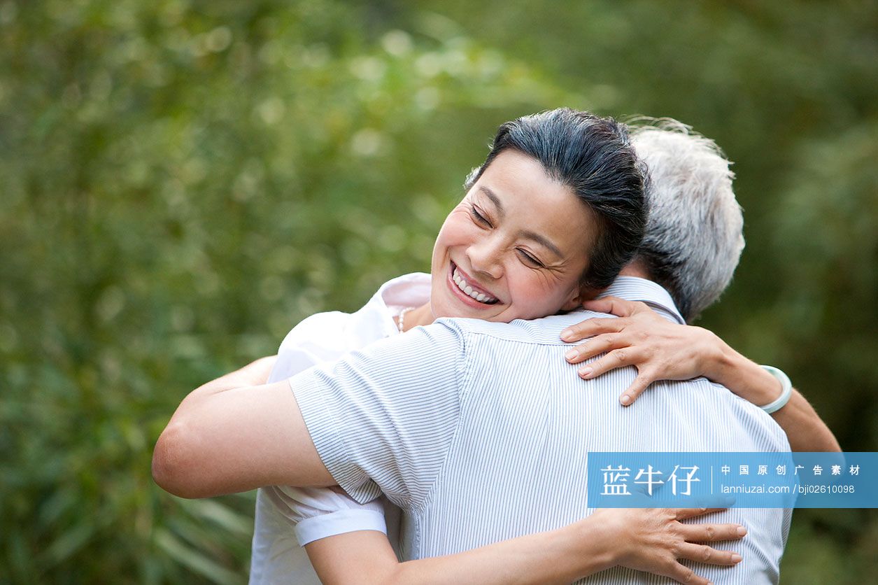 老年夫妇幸福相拥
