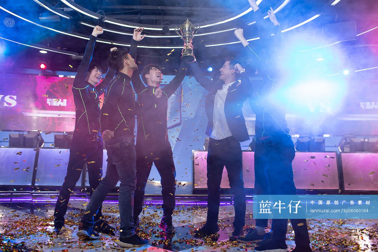 年轻人参加电竞比赛