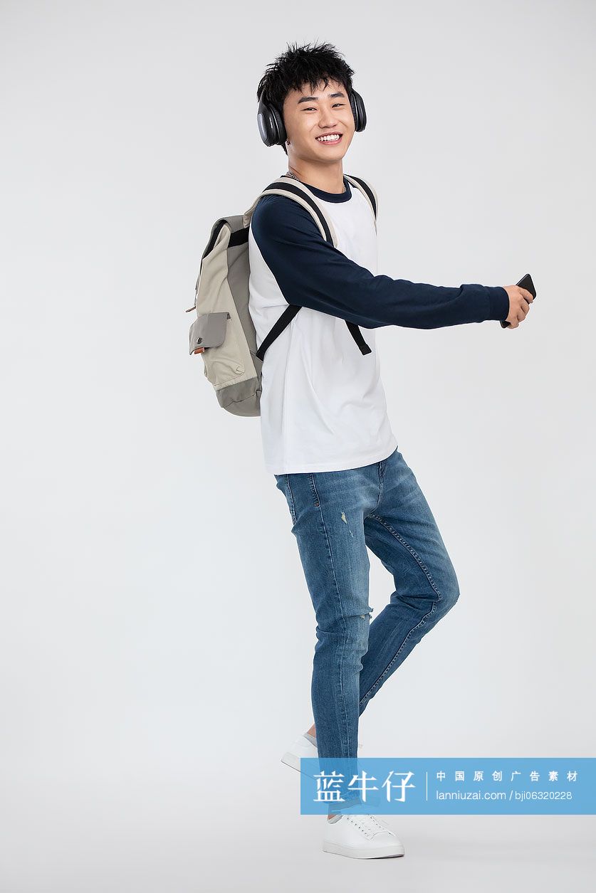 年轻男士戴着耳机听音乐