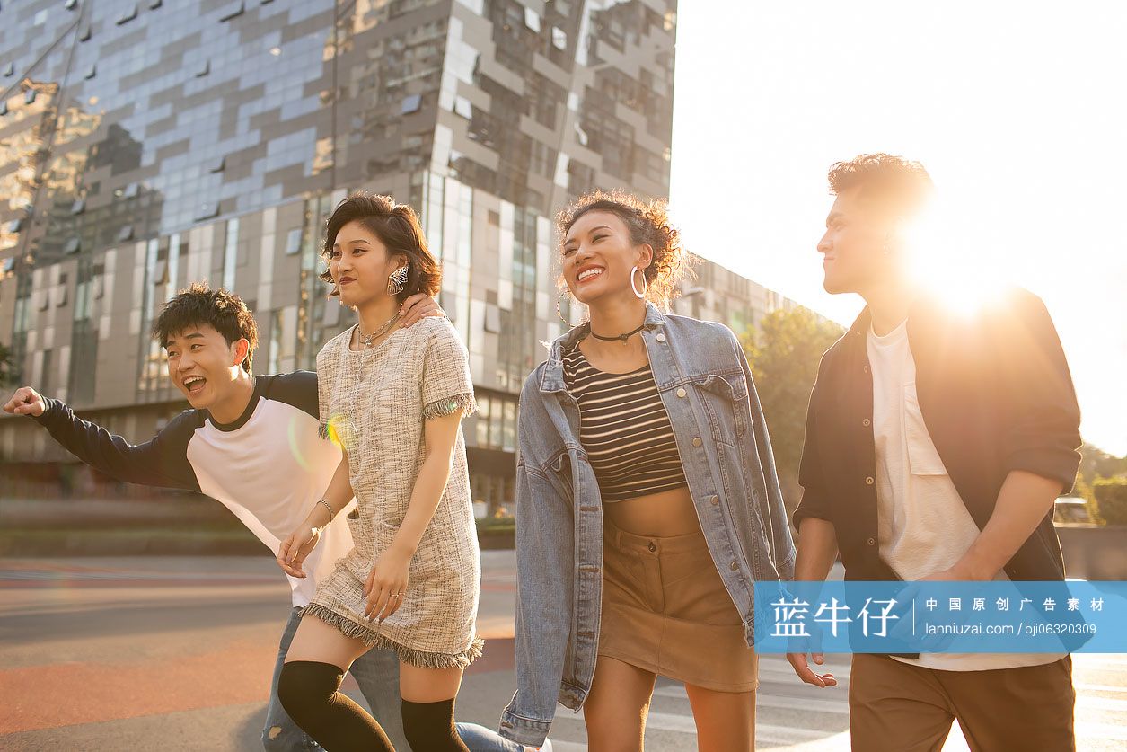 年轻人在街头玩耍