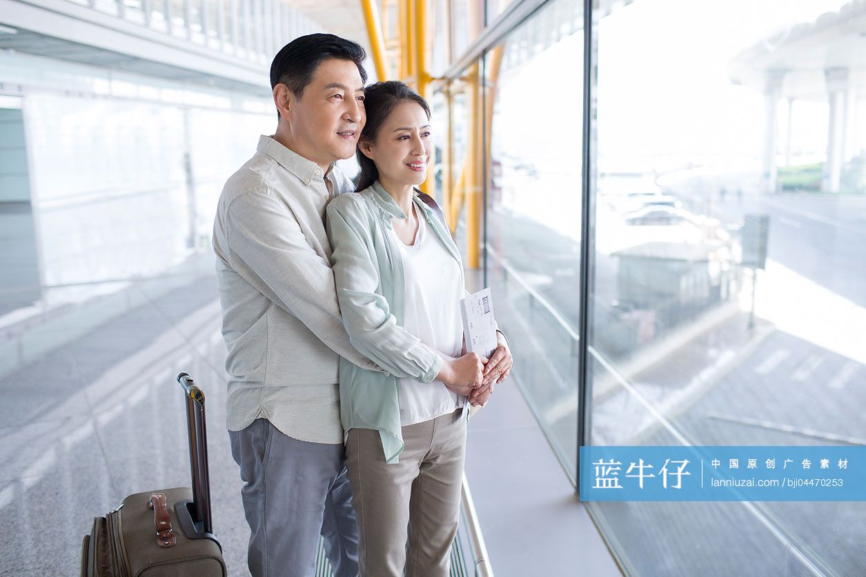 成熟中年夫妇在机场候机