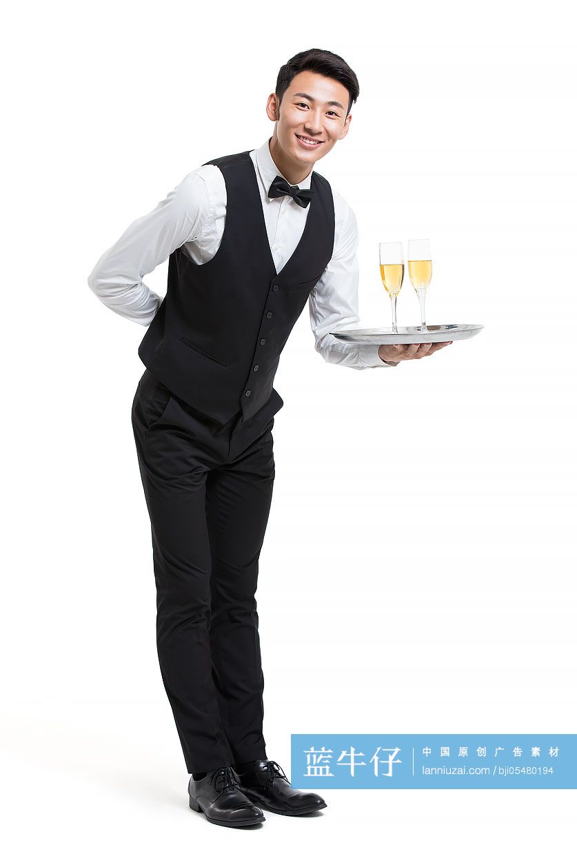年轻服务员端着香槟