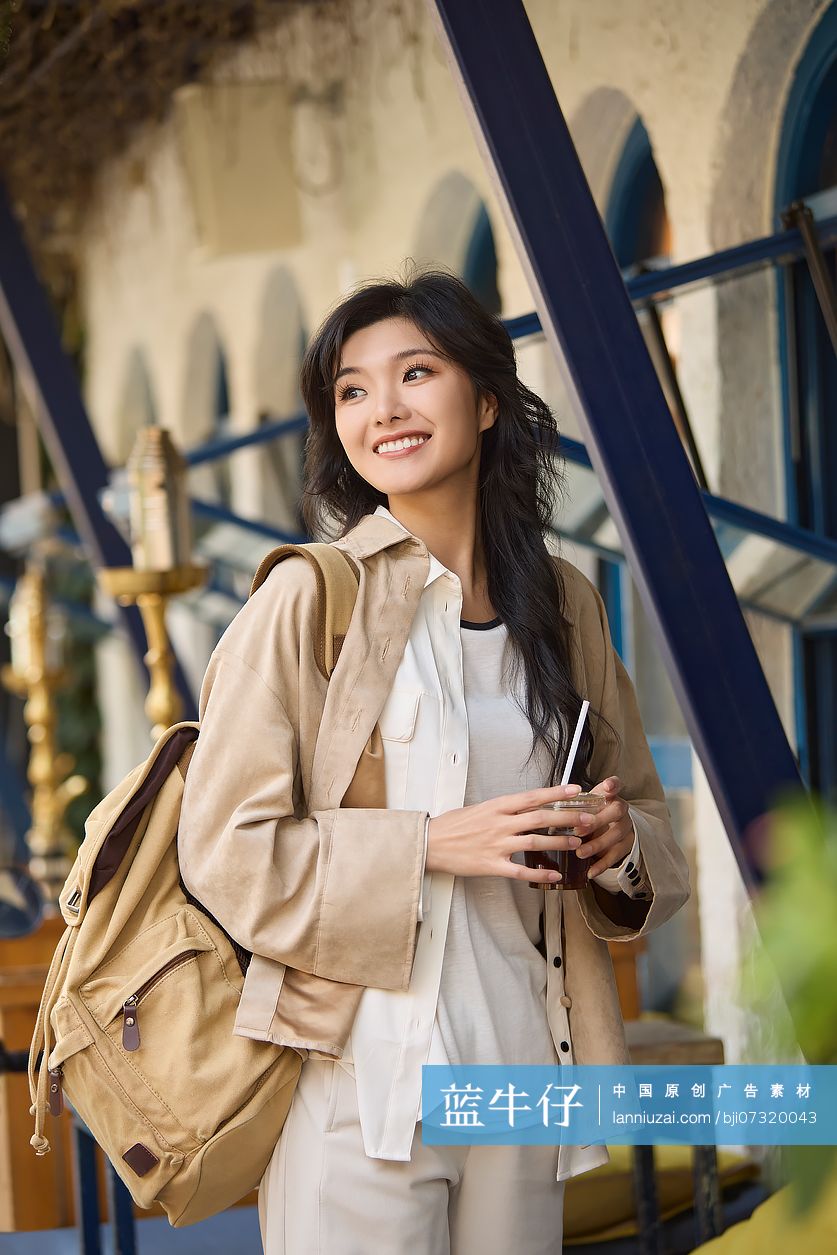 快乐的年轻女性在北京旅游